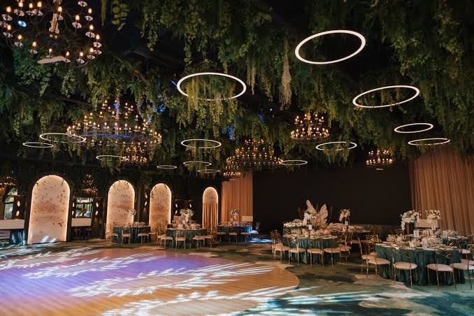 Salon Forest cu lumini circulare și candelabre